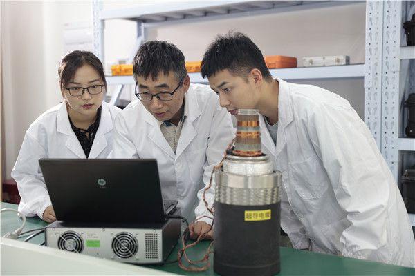 圖說:國網(wǎng)上海電力科研人員進行超導(dǎo)電纜介質(zhì)譜測試下一步,上海將全力