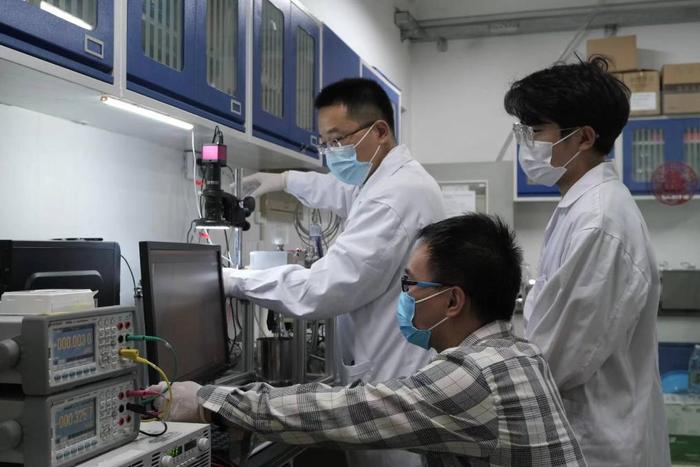華北電力大學(xué)科研團(tuán)隊(duì)在調(diào)試薄液膜沸騰實(shí)驗(yàn)系統(tǒng).